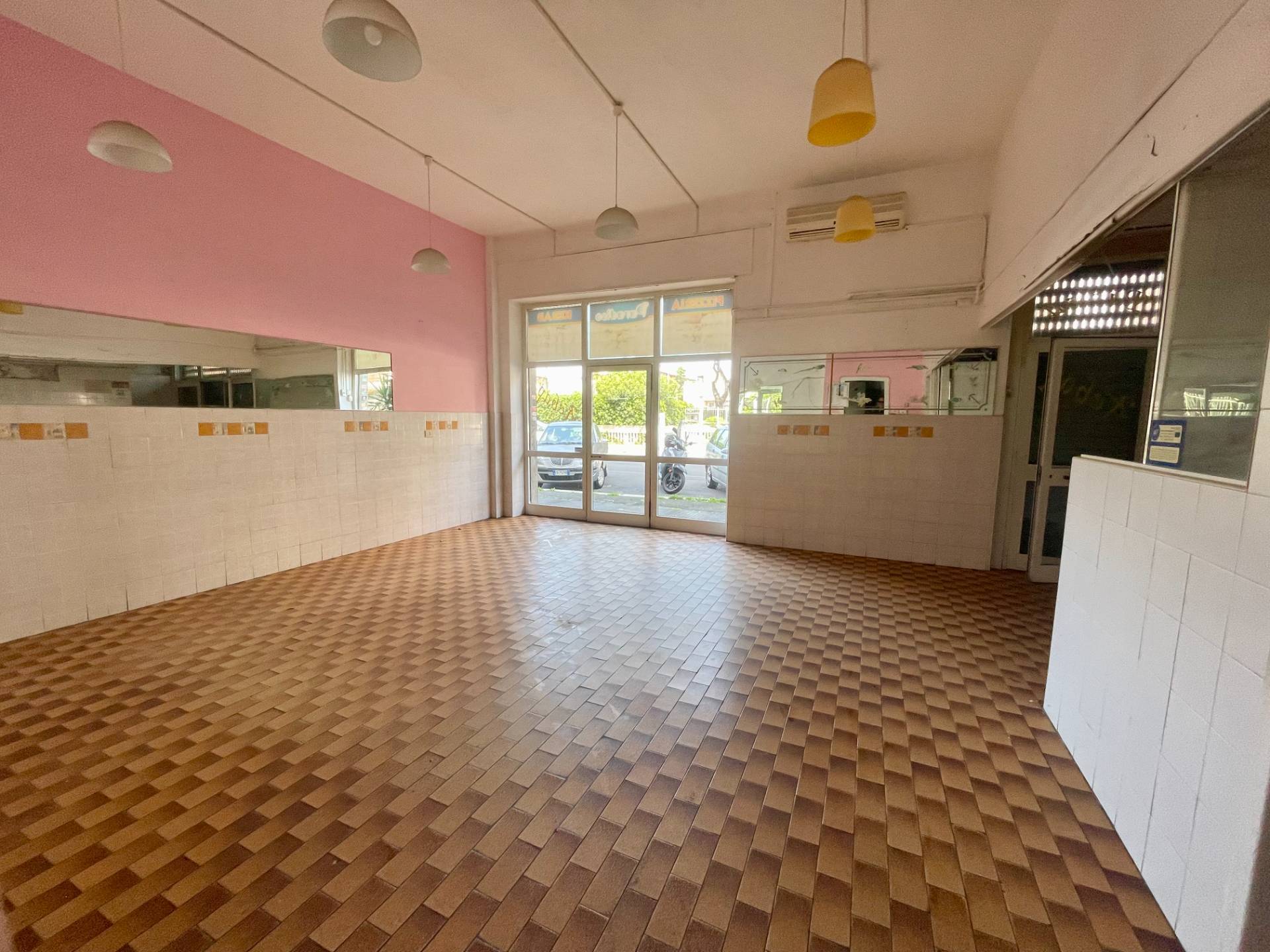 LOCALE COMMERCIALE in vendita a Roma