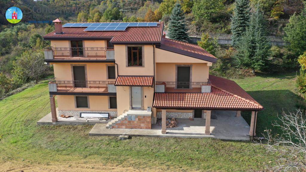 Casa indipendente con terrazzo a Acri
