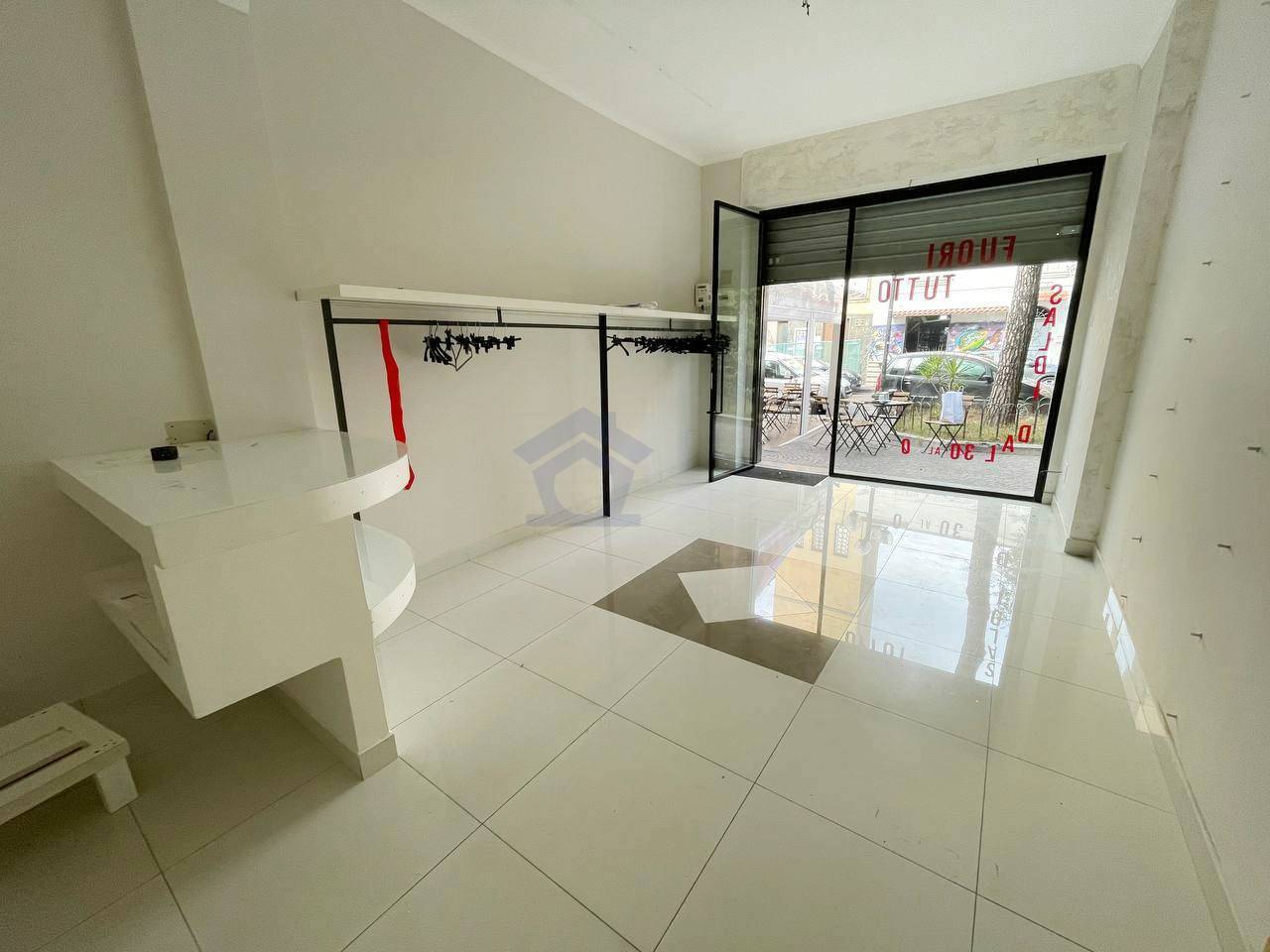 Locale commerciale in vendita a Torre Annunziata, nord