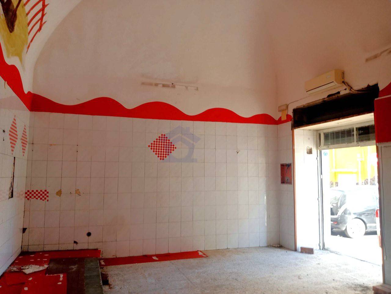 Locale commerciale in affitto a Torre Annunziata, sud