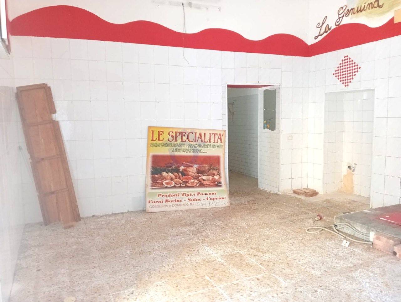 Locale commerciale in affitto a Torre Annunziata, sud