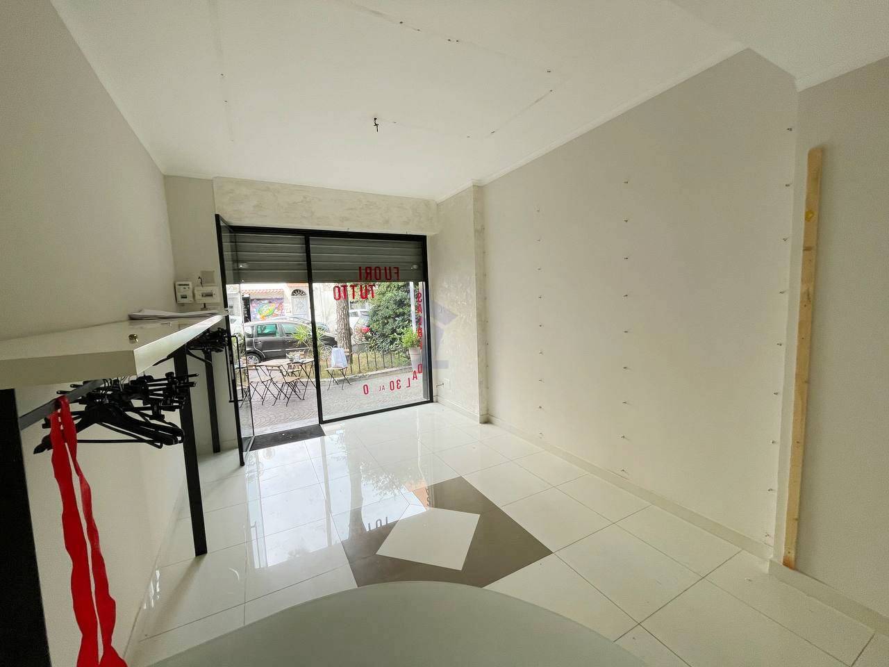 Locale commerciale in vendita a Torre Annunziata, nord