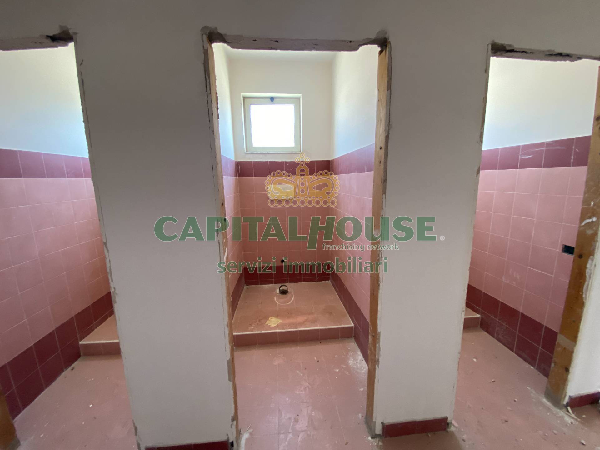 Commerciale in affitto a Striano