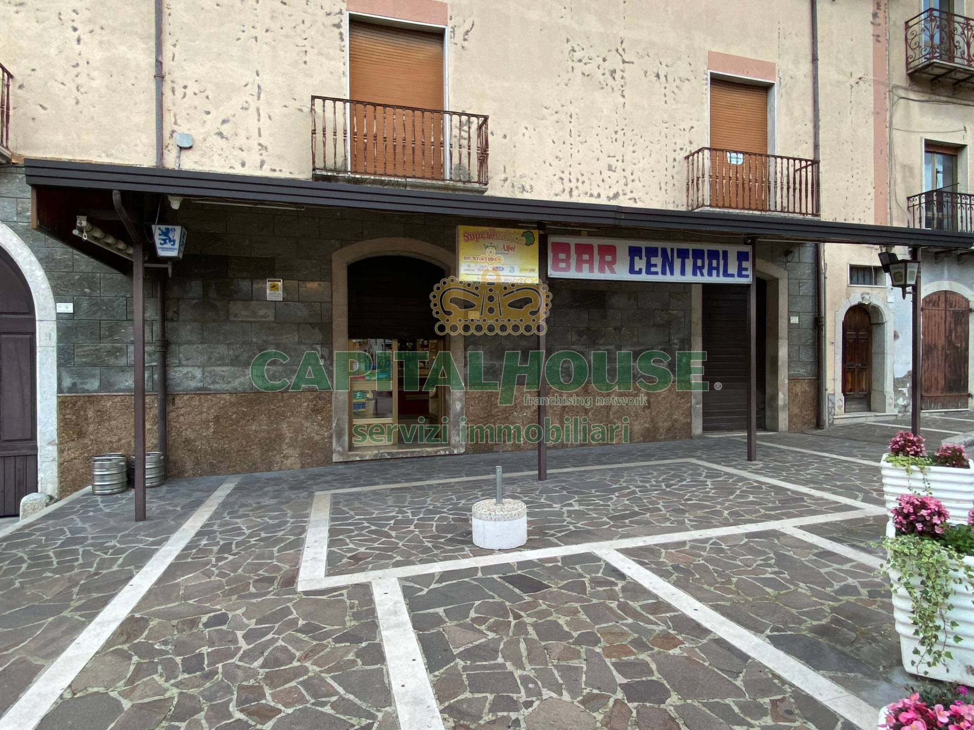 Locale commerciale in affitto a Pratola Serra