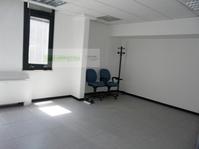 Locale commerciale in affitto a San Benedetto del Tronto