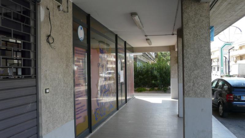 Locale commerciale in vendita a Martinsicuro, Villa Rosa