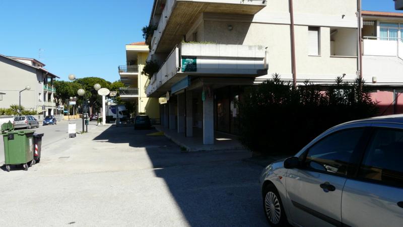 Locale commerciale in vendita a Martinsicuro, Villa Rosa