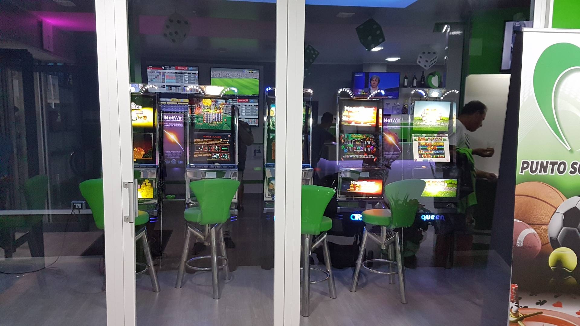 Locale commerciale in vendita a Martinsicuro, Villa Rosa