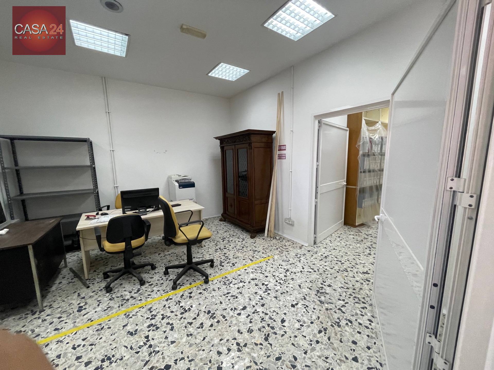 Locale commerciale in vendita a Latina, R1 Zona Tribunale