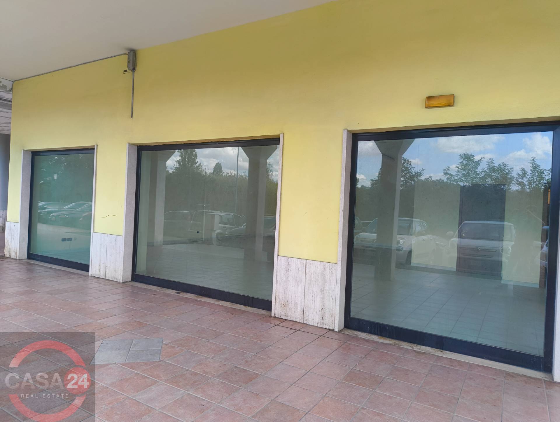 Locale commerciale in vendita a Latina, R4 Zona S. Maria Goretti