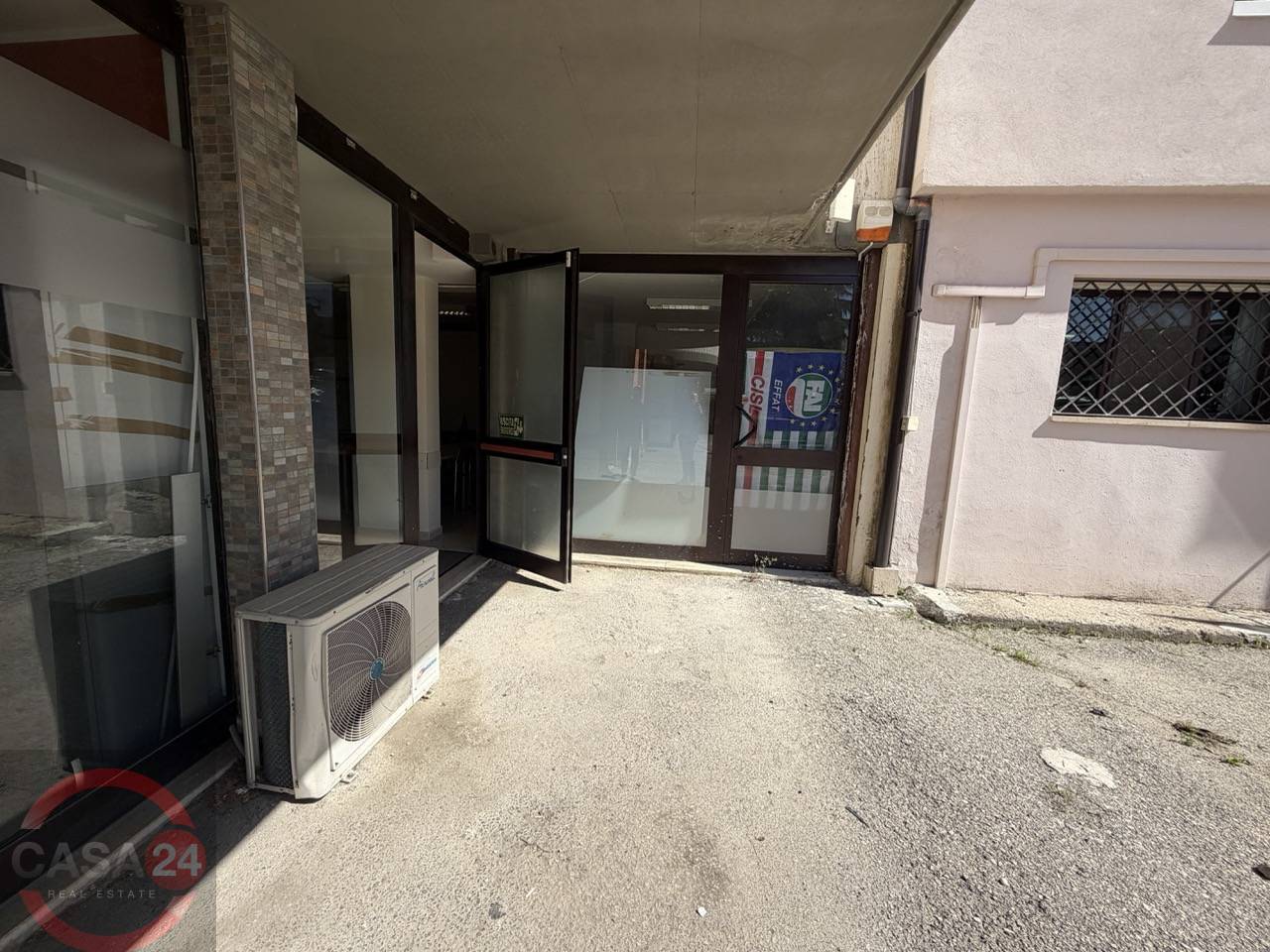 Locale commerciale in vendita a Sermoneta, Carrara