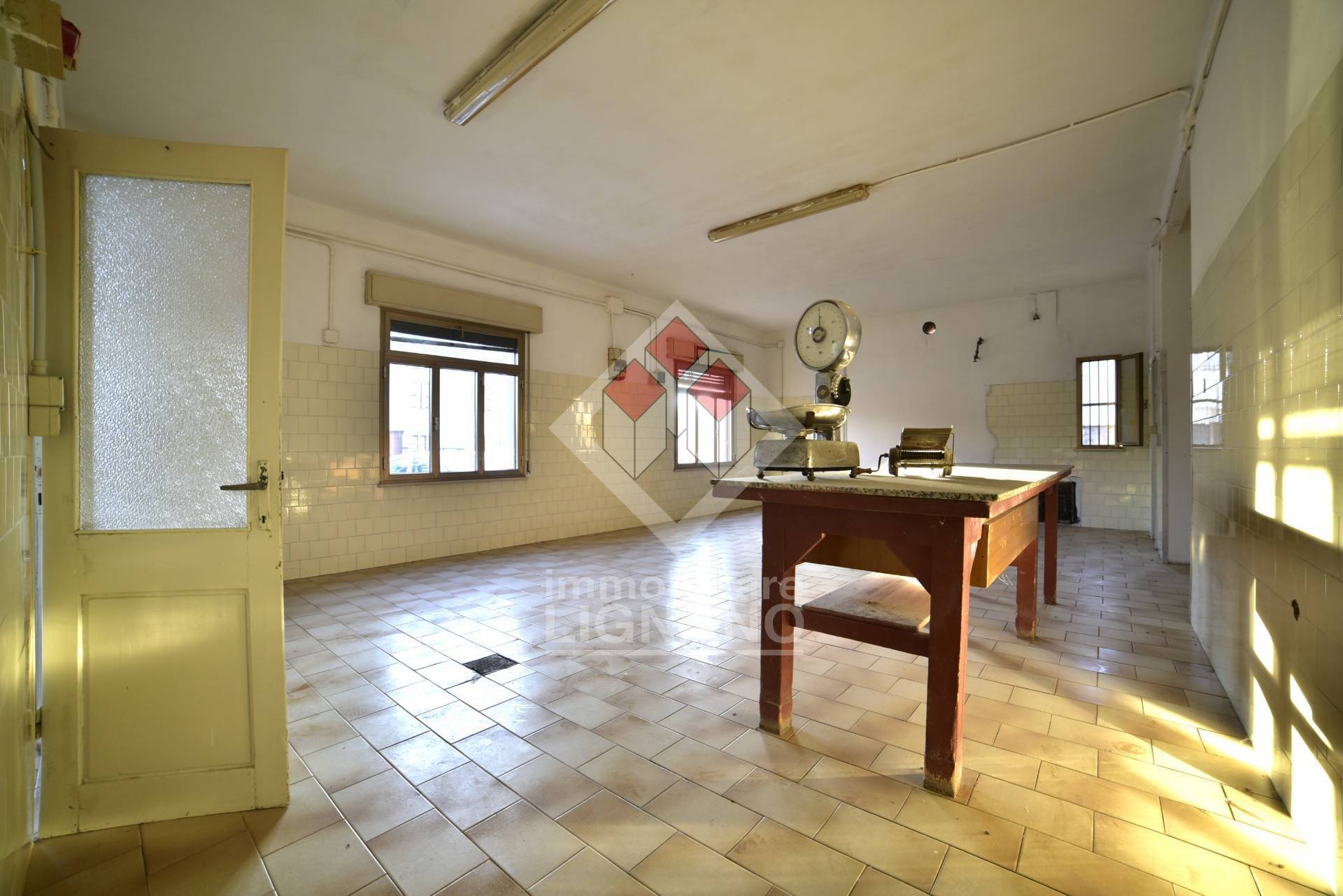 Locale commerciale in vendita a Palazzolo dello Stella, Piancada