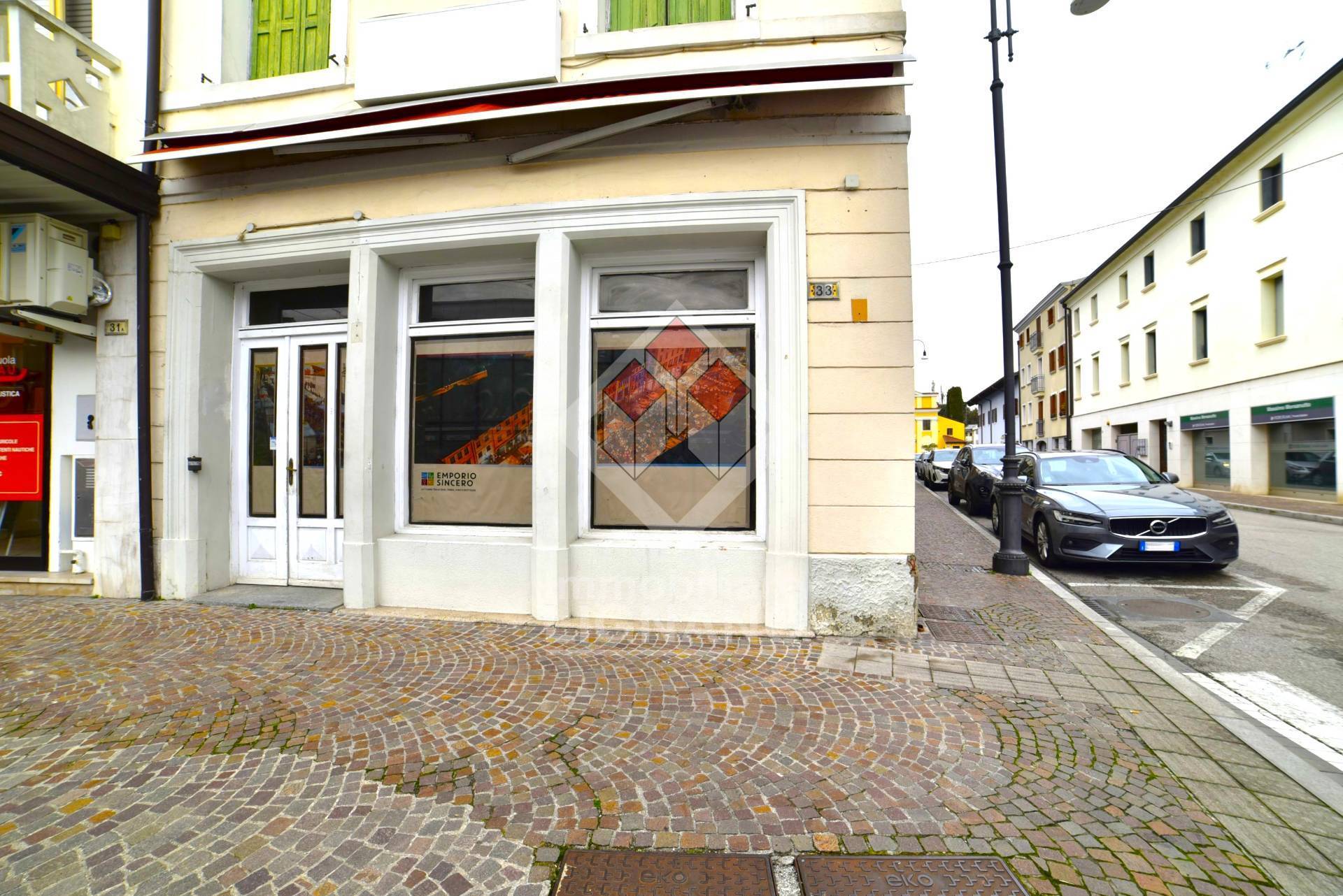 Locale commerciale in vendita a Latisana, Centro