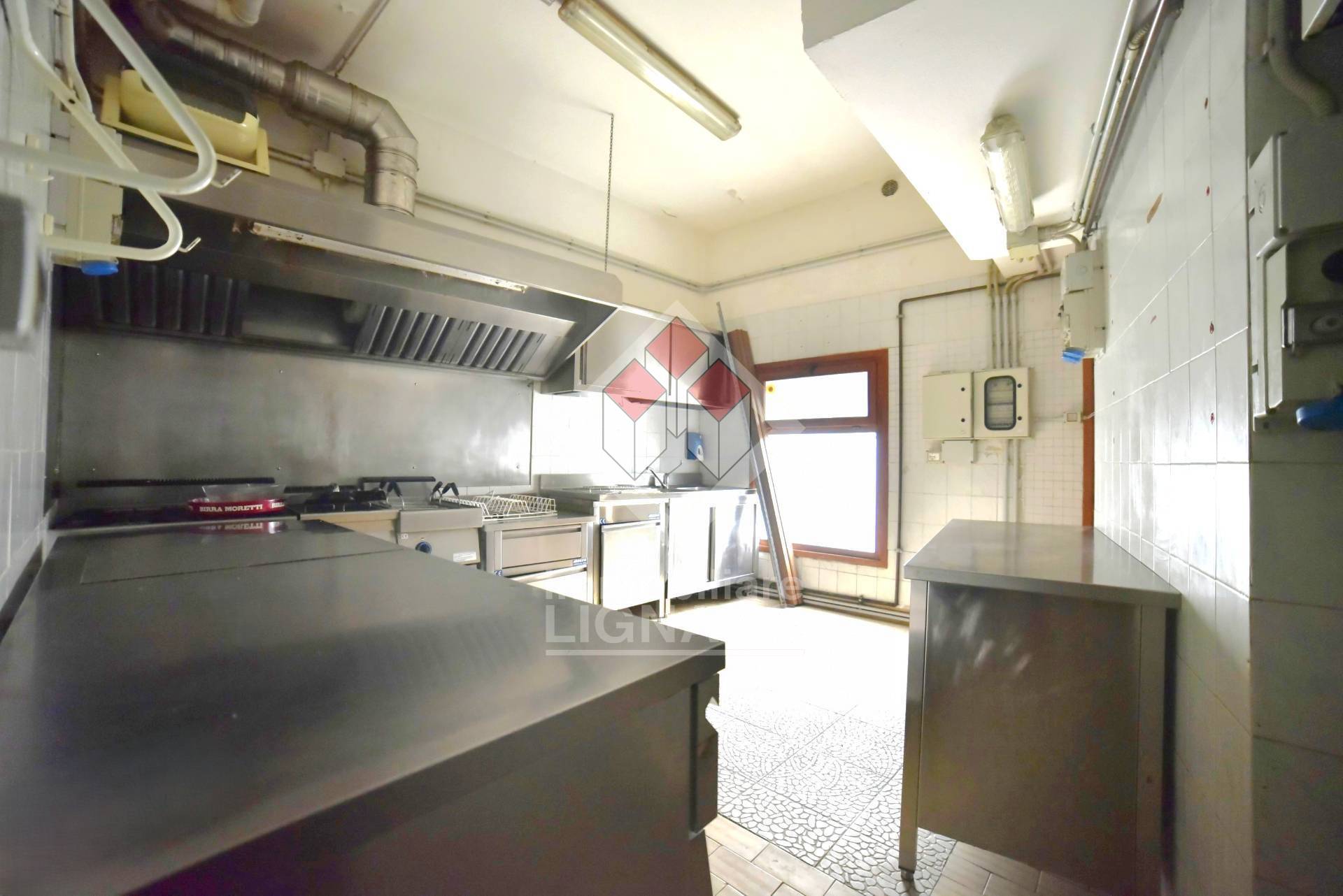 Locale commerciale in vendita a Latisana, Centro