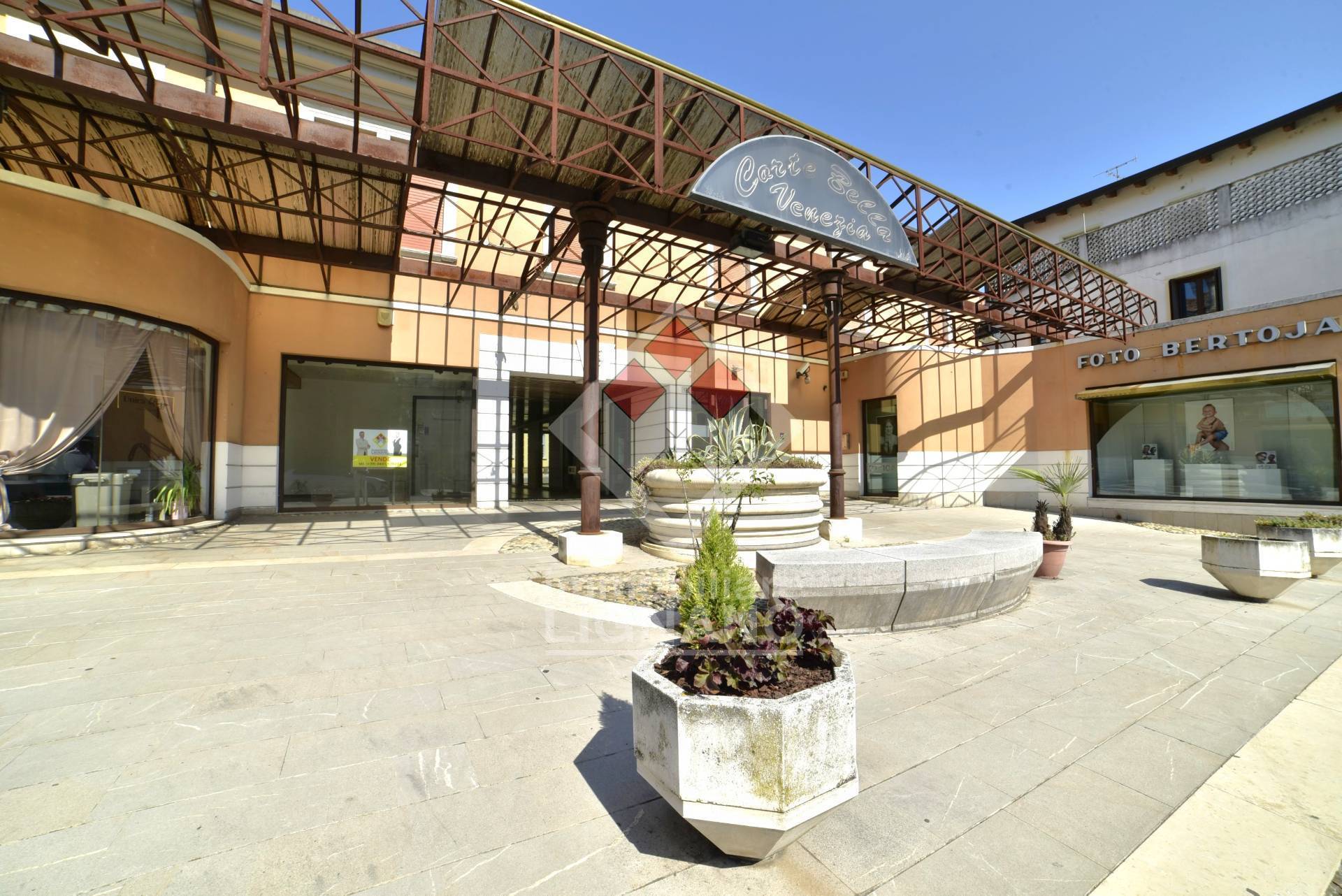 Locale commerciale in vendita a Latisana, Centro