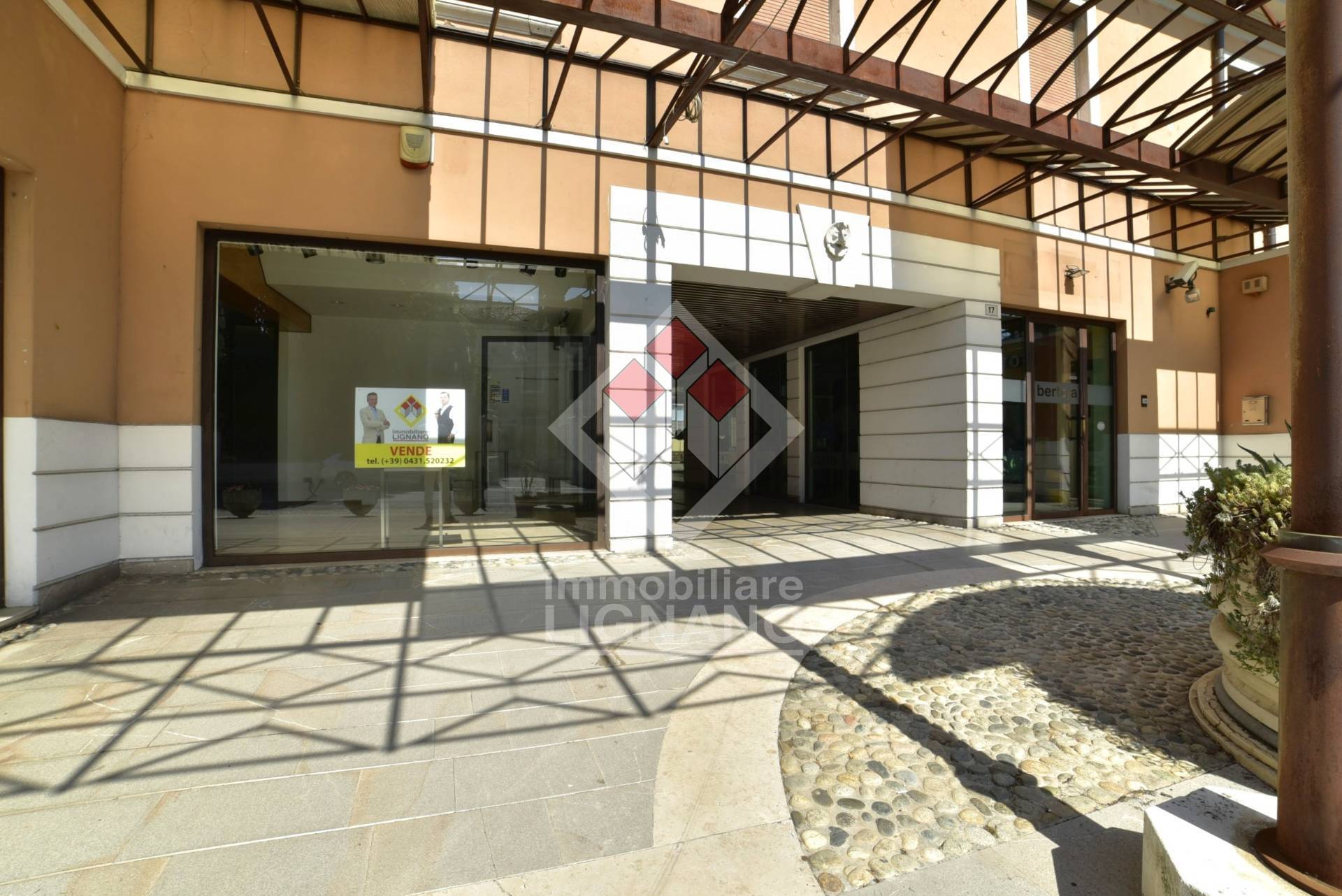 Locale commerciale in vendita a Latisana, Centro