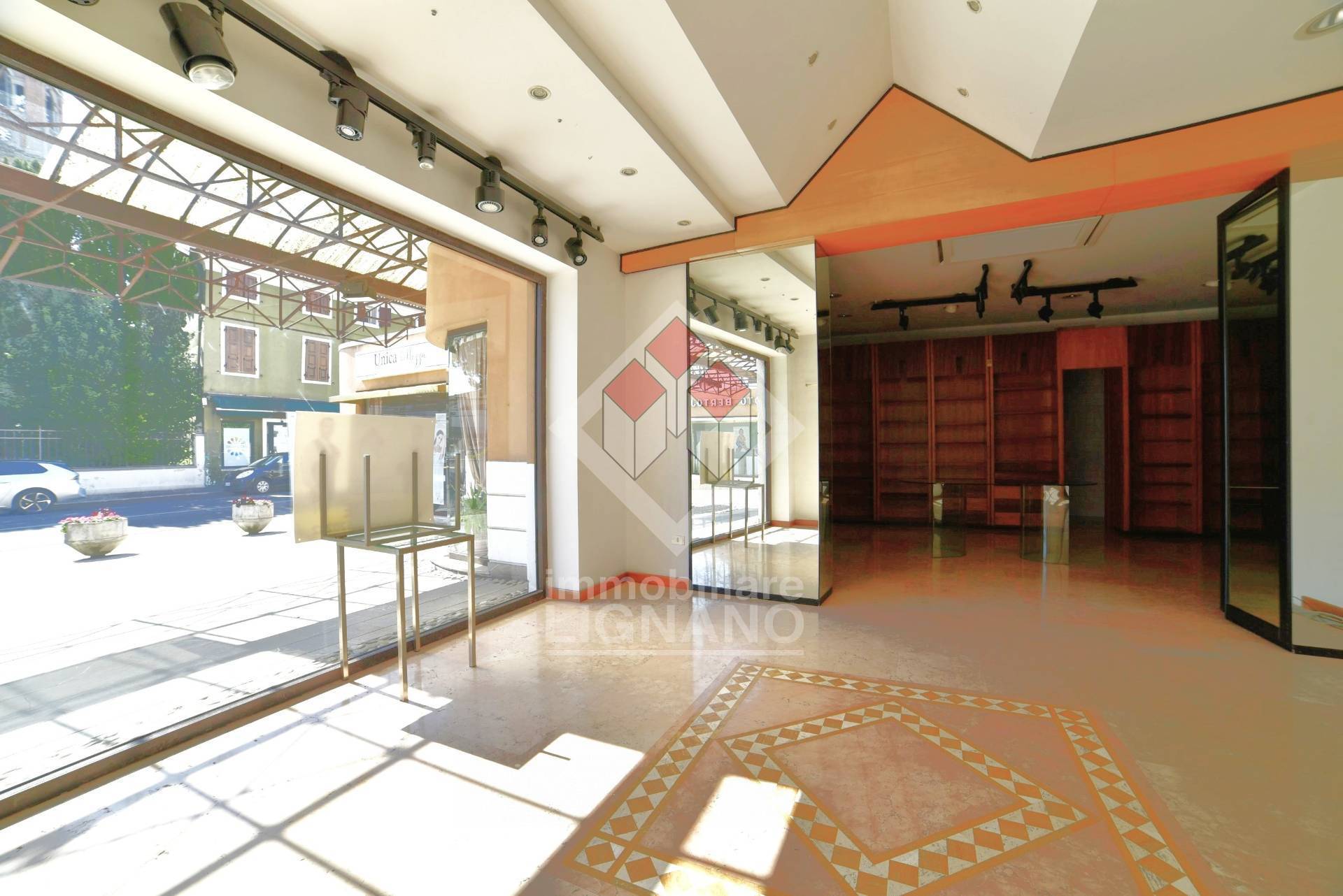 Locale commerciale in vendita a Latisana, Centro