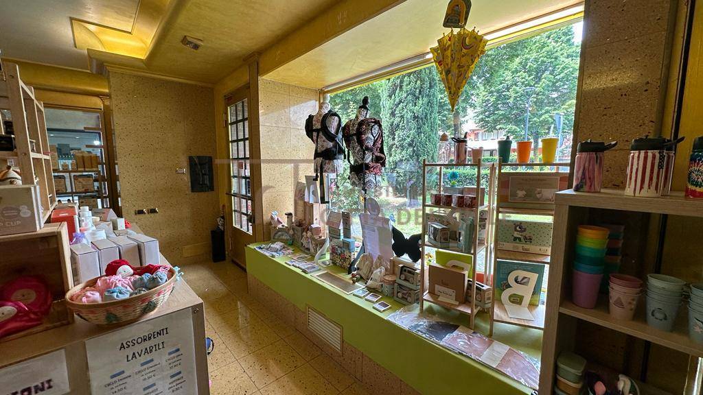 Negozio in vendita a Gorle, Baio