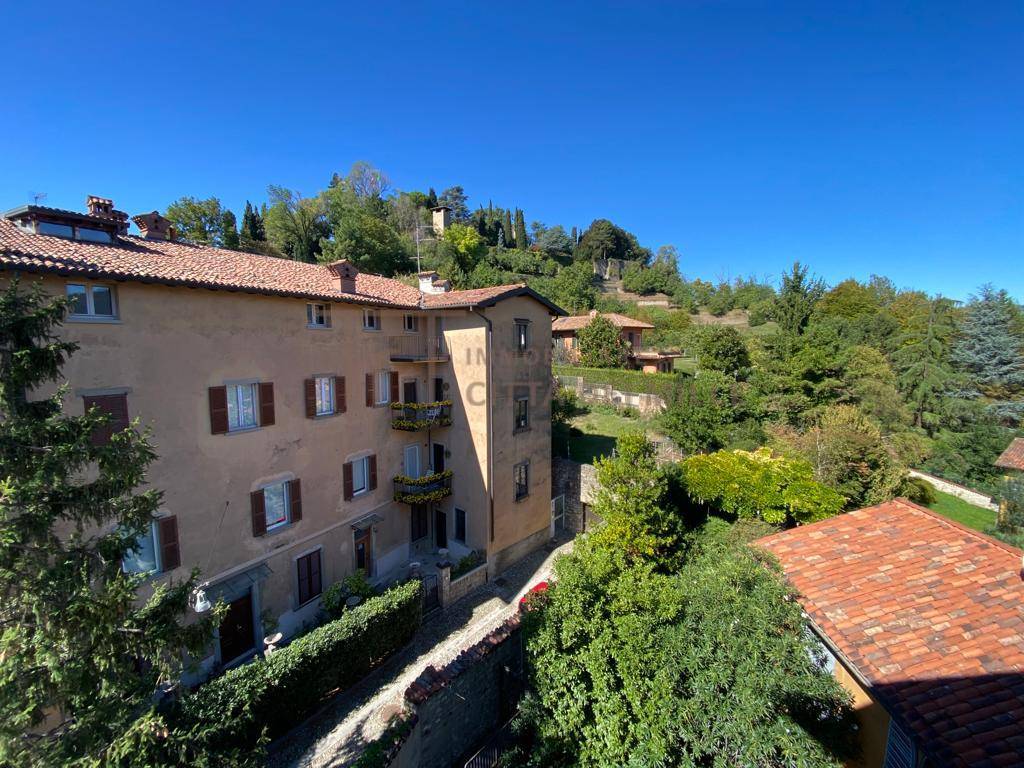 Quadrilocale in vendita a Bergamo, Citt Alta