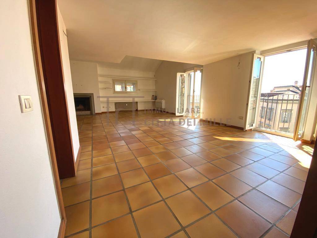 Quadrilocale in vendita a Bergamo, Citt Alta