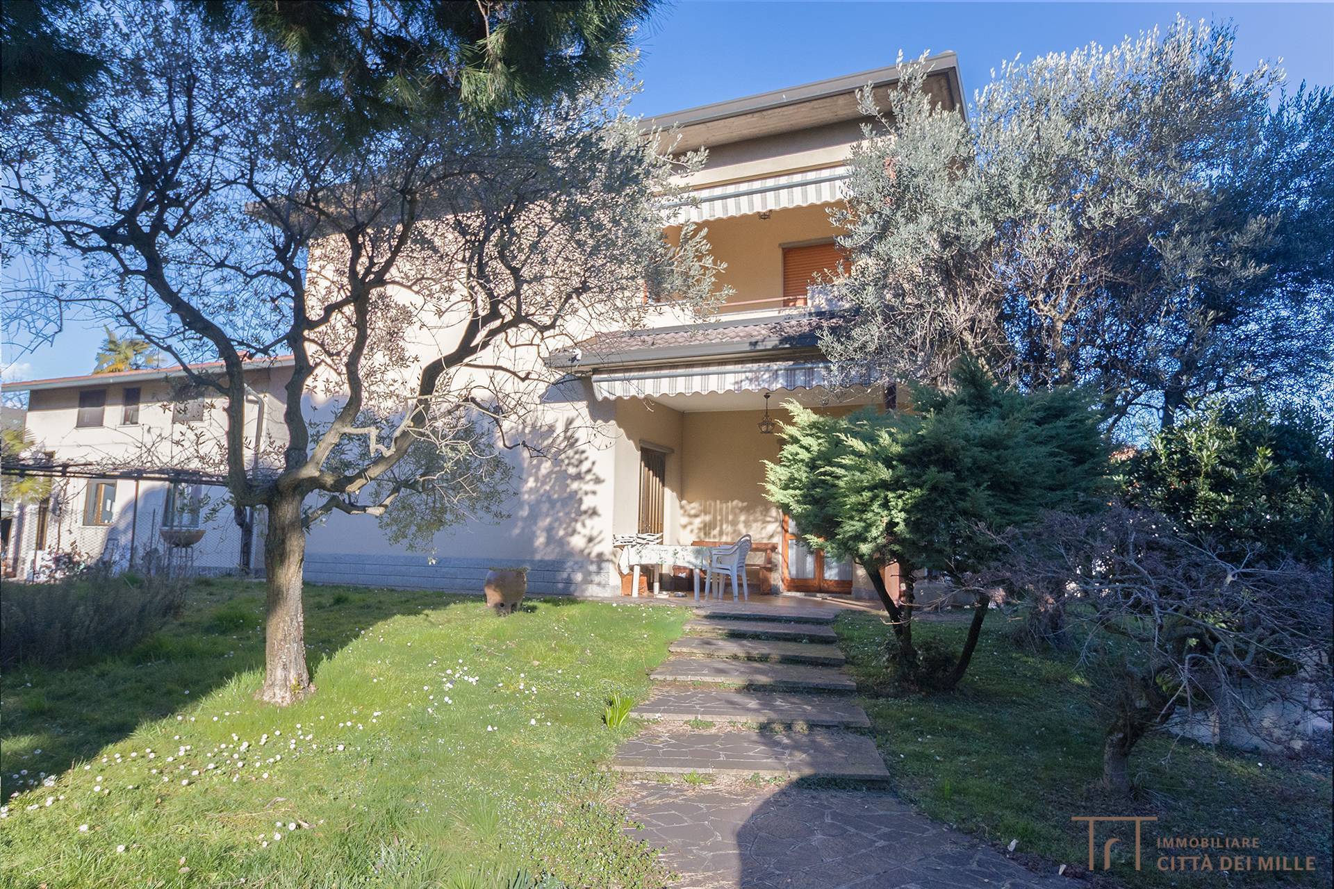 Villa bifamiliare in vendita a Stezzano