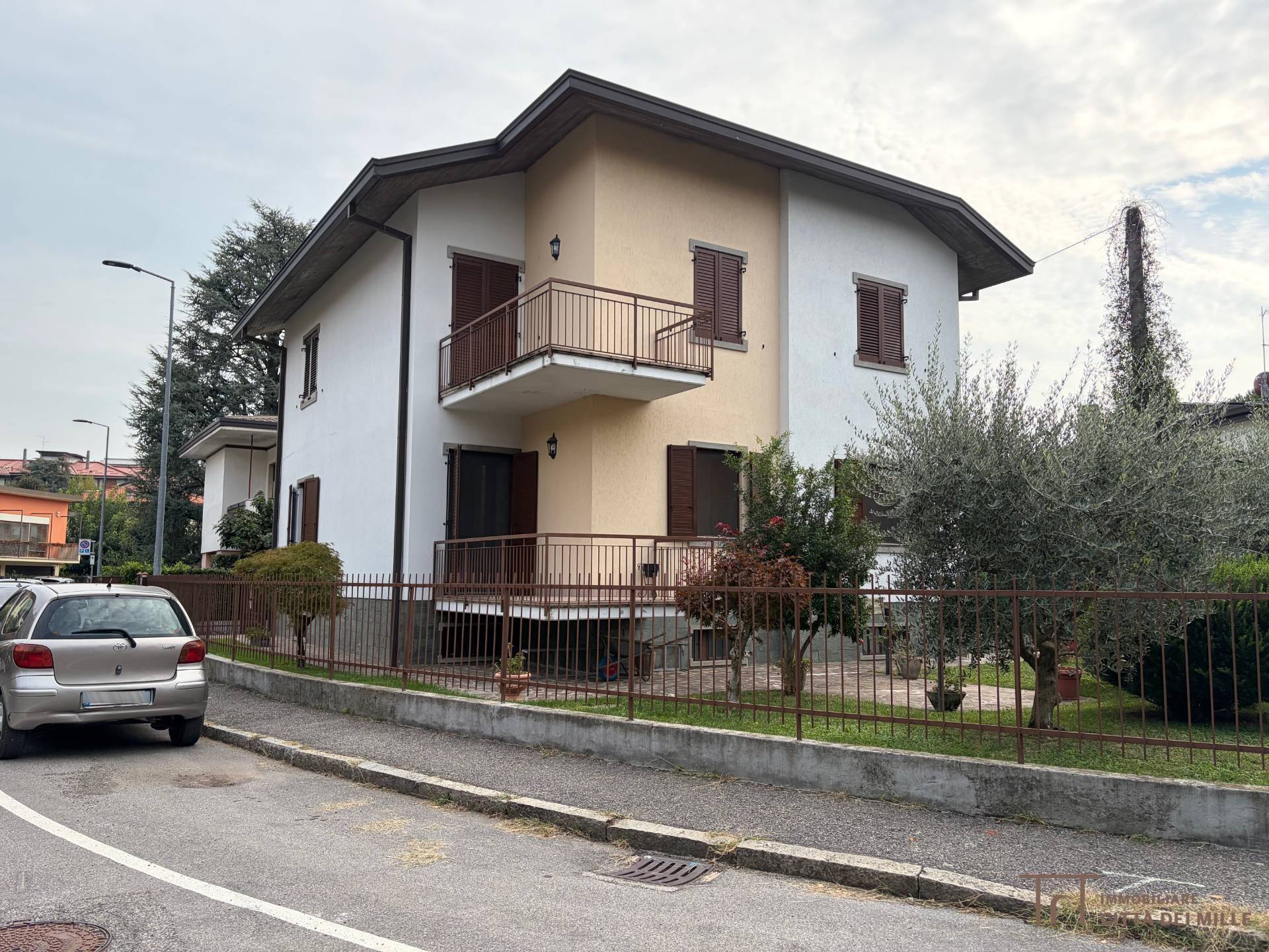 Villa bifamiliare in vendita a Bergamo, Longuelo