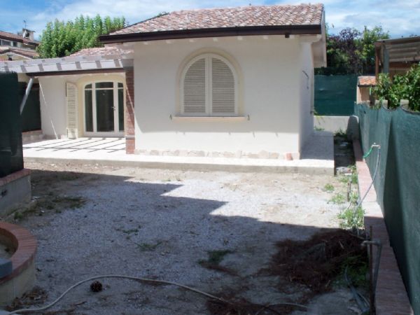 Villa con giardino a Forte dei Marmi