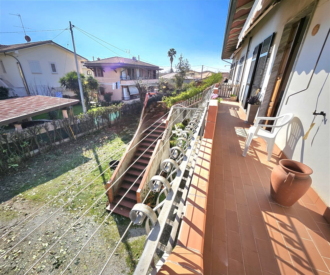 Casa indipendente con terrazzo a Massa