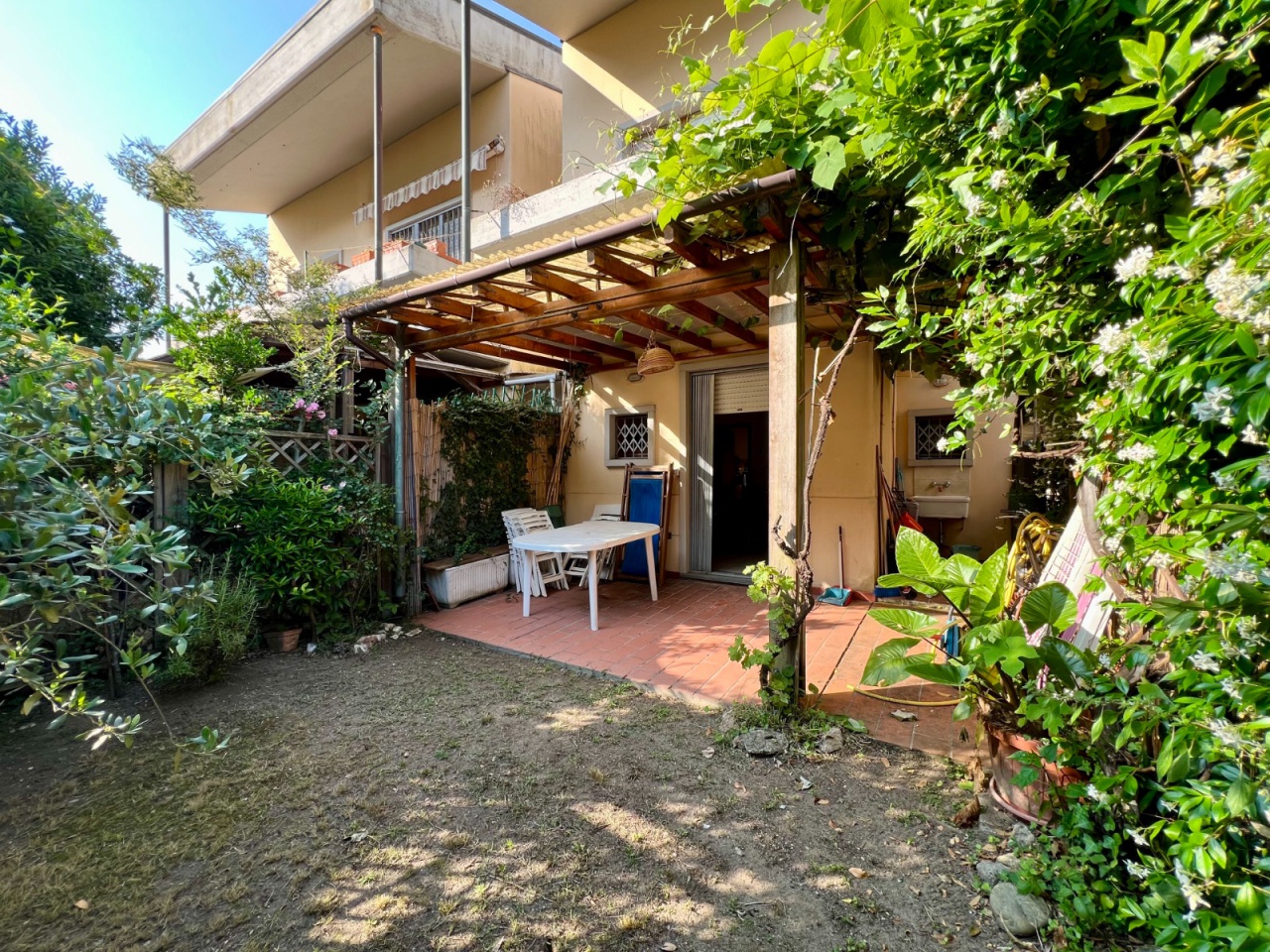 Villa con giardino a Massa