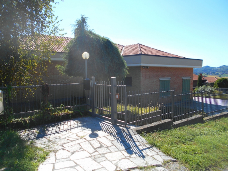 Villa con giardino a Mombello Monferrato