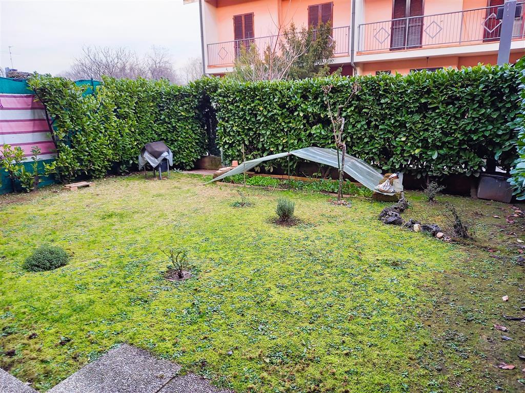 Villetta a schiera con giardino in via dante 4/3, Caponago