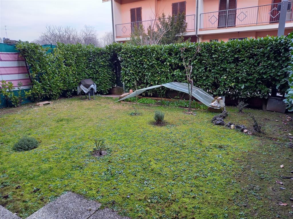 Villetta a schiera con giardino in via dante 4, Caponago