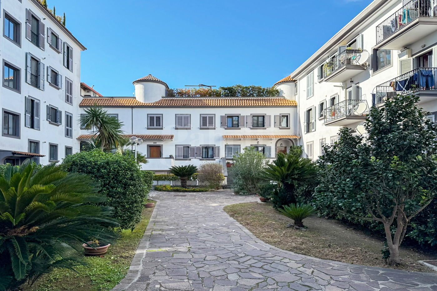 Quadrilocale con box a Pozzuoli