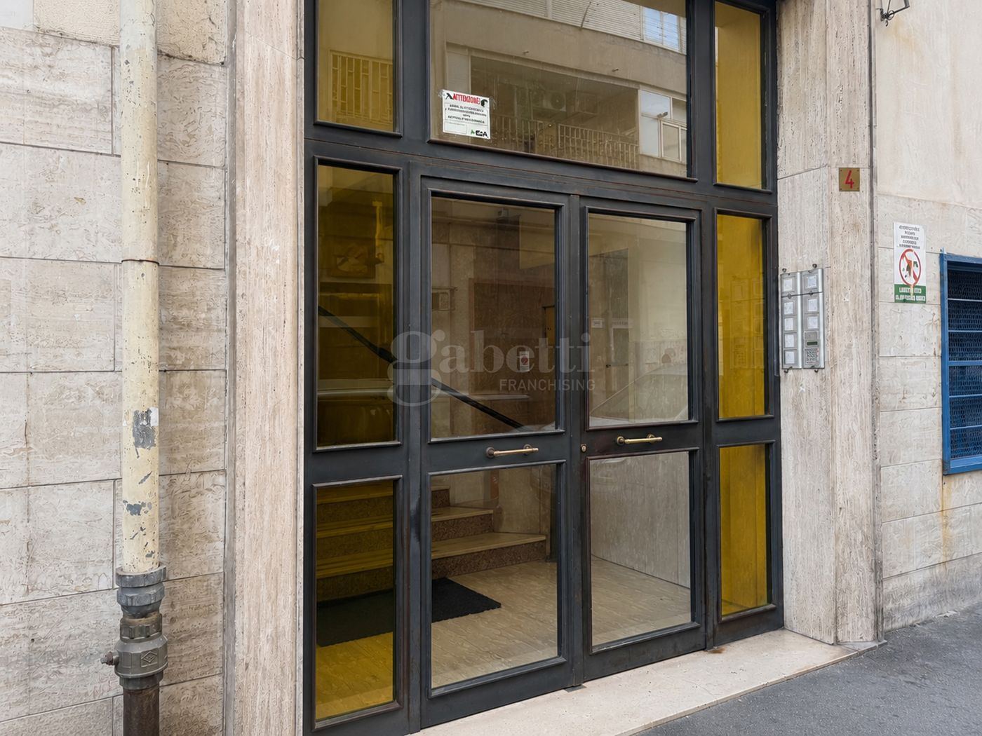 Trilocale ristrutturato a Napoli
