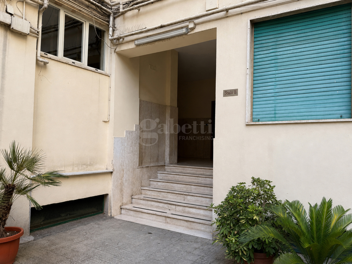Trilocale ristrutturato a Napoli