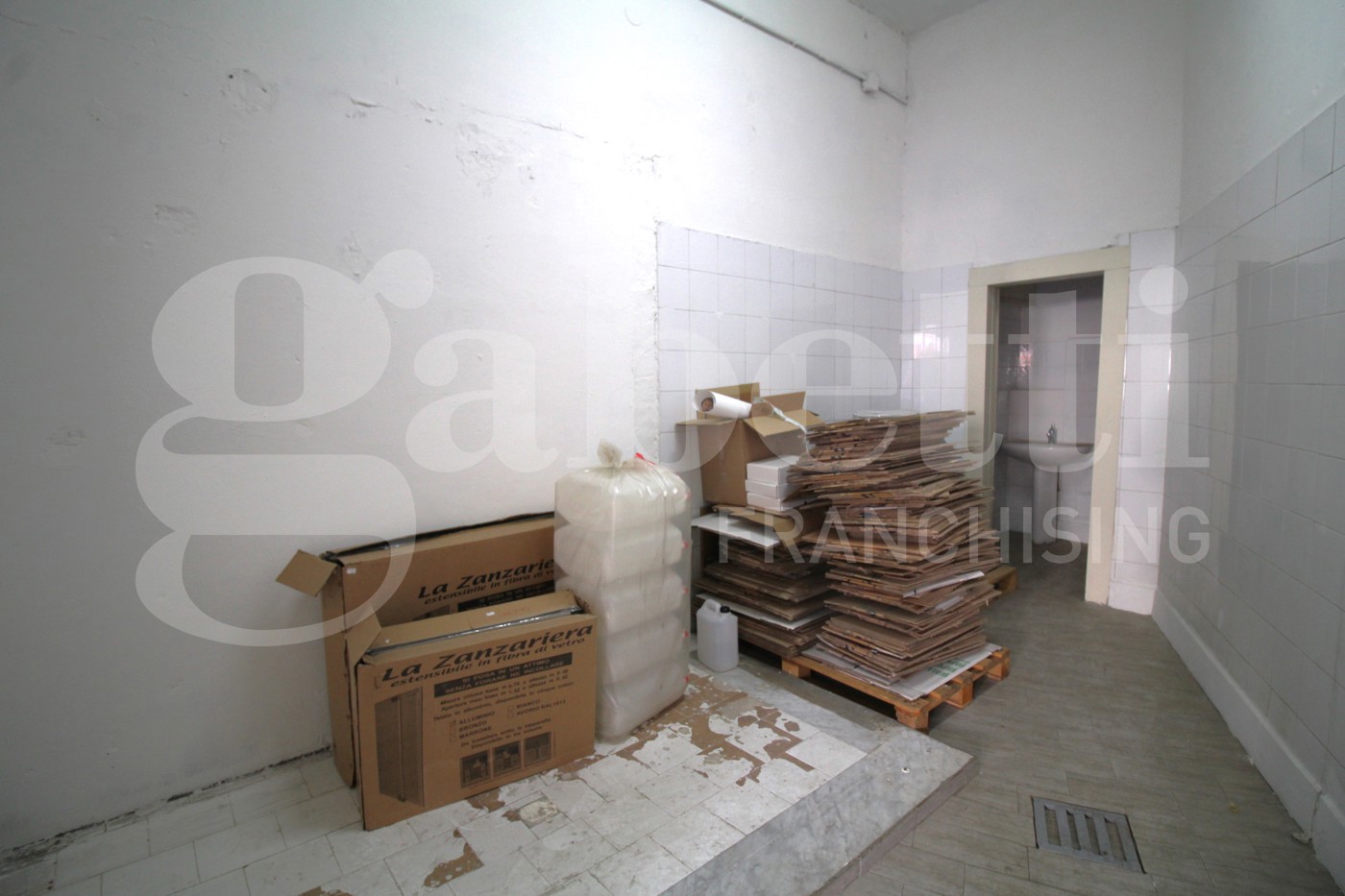 Negozio in affitto a Arzano