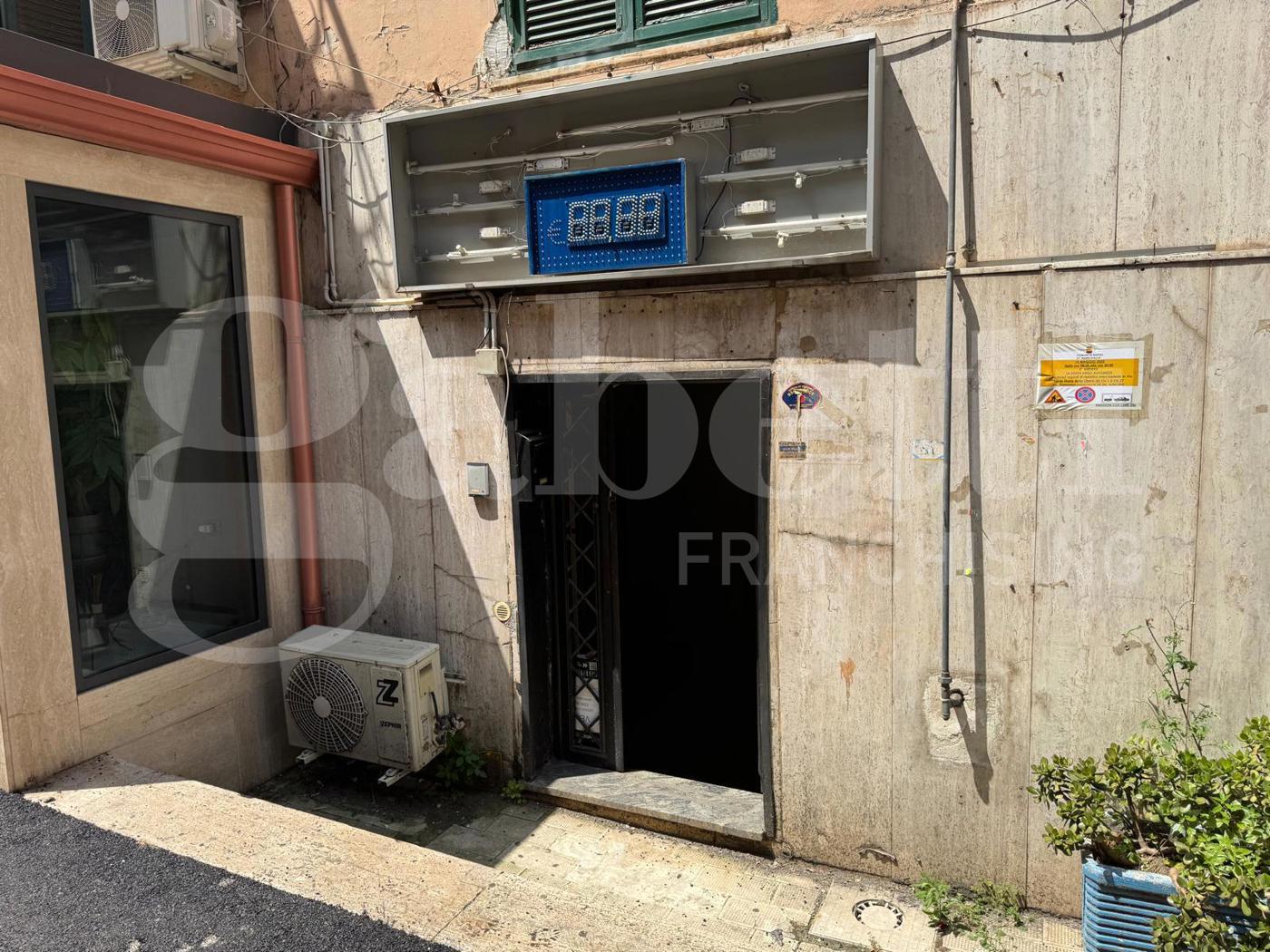 Negozio in affitto a Napoli