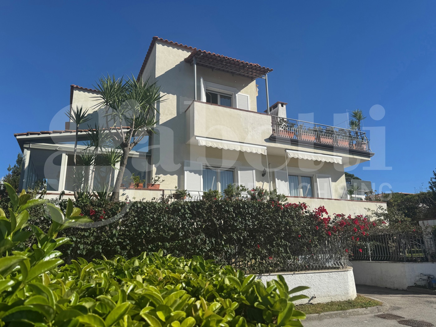 Villa con box doppio a Pozzuoli