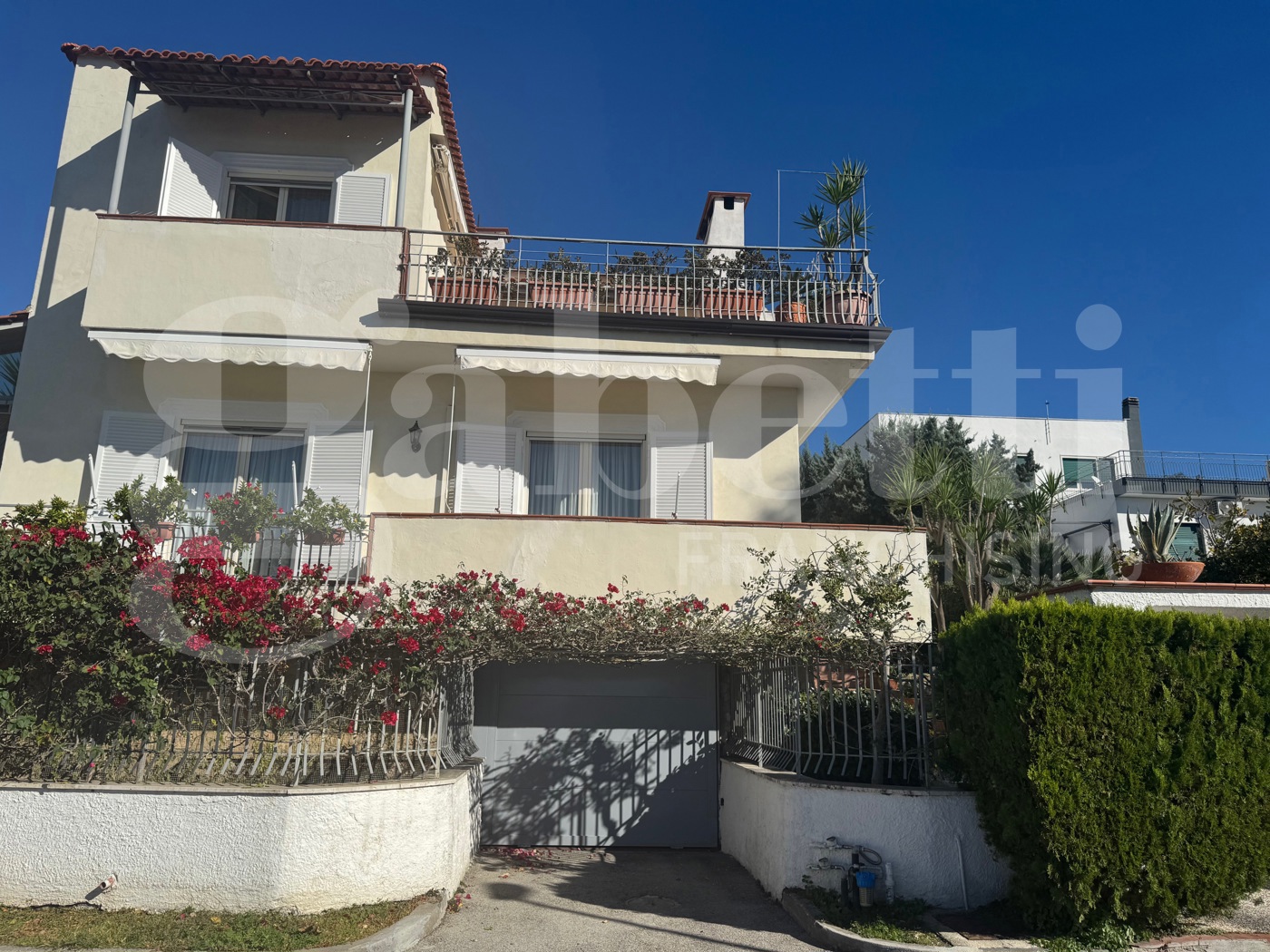 Villa con box doppio a Pozzuoli