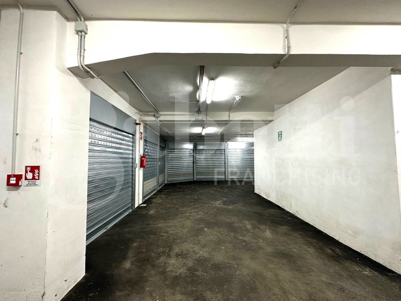 Box/Garage 15mq in vendita a Arzano