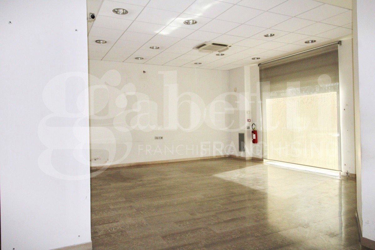 Negozio in affitto a Arzano