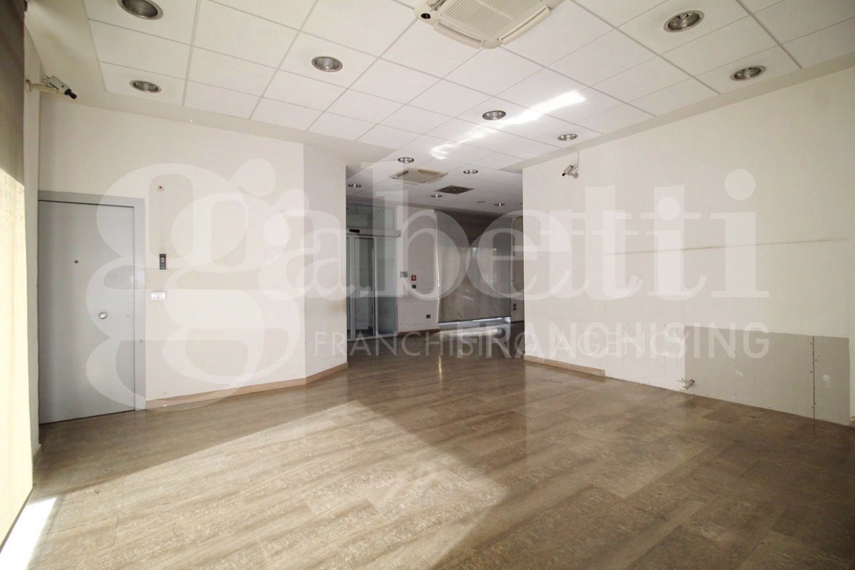 Negozio in affitto a Arzano