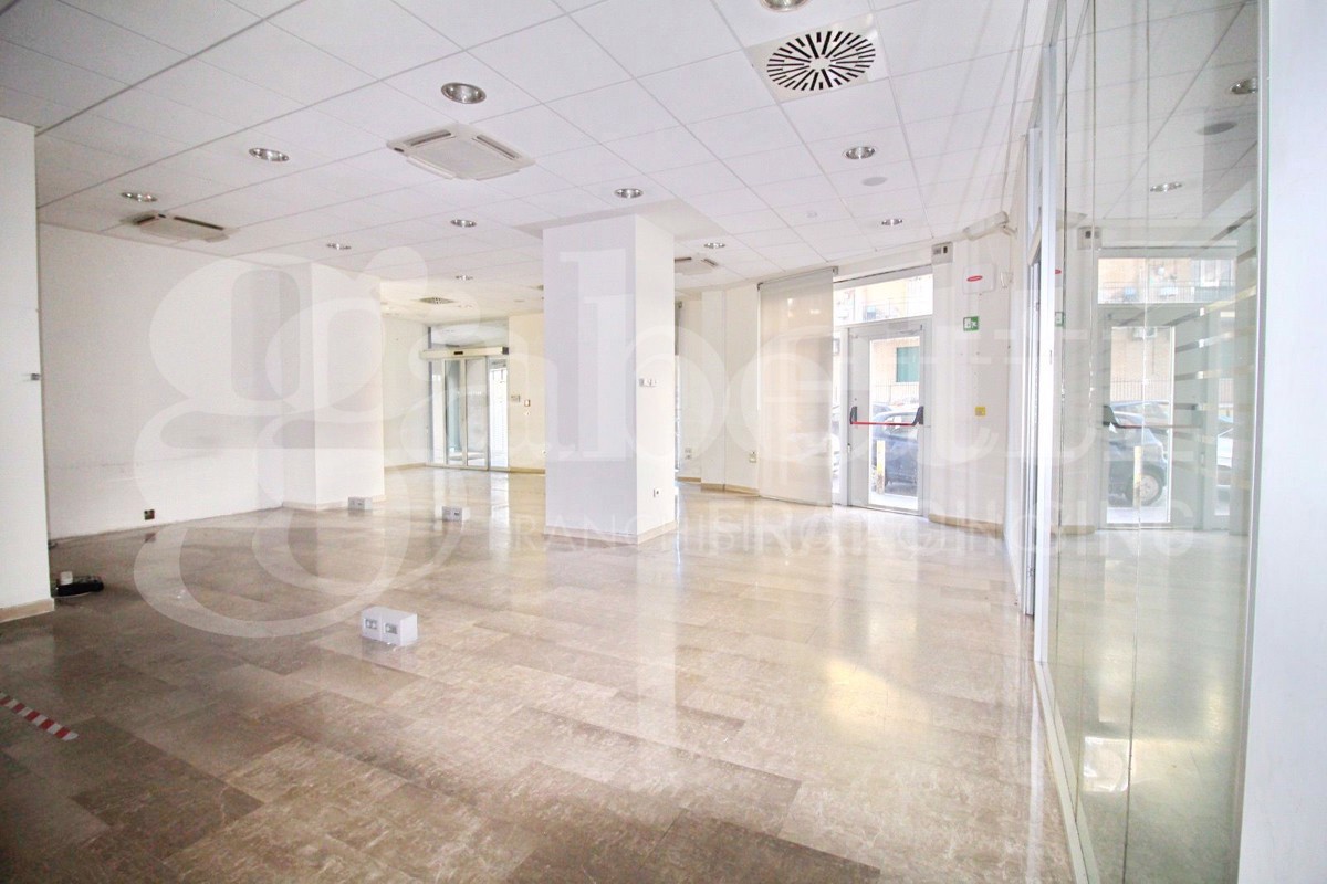 Negozio in affitto a Arzano