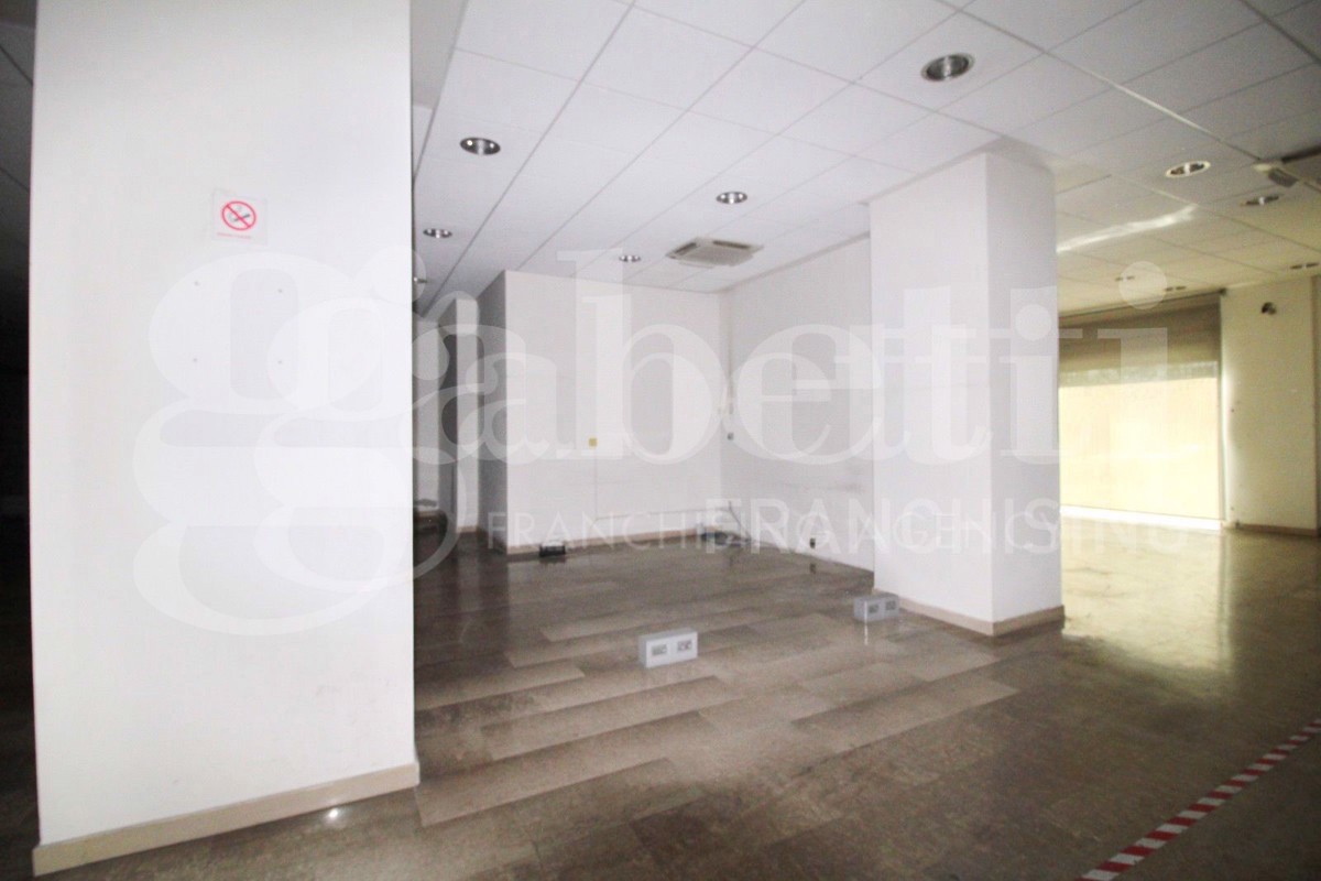 Negozio in affitto a Arzano