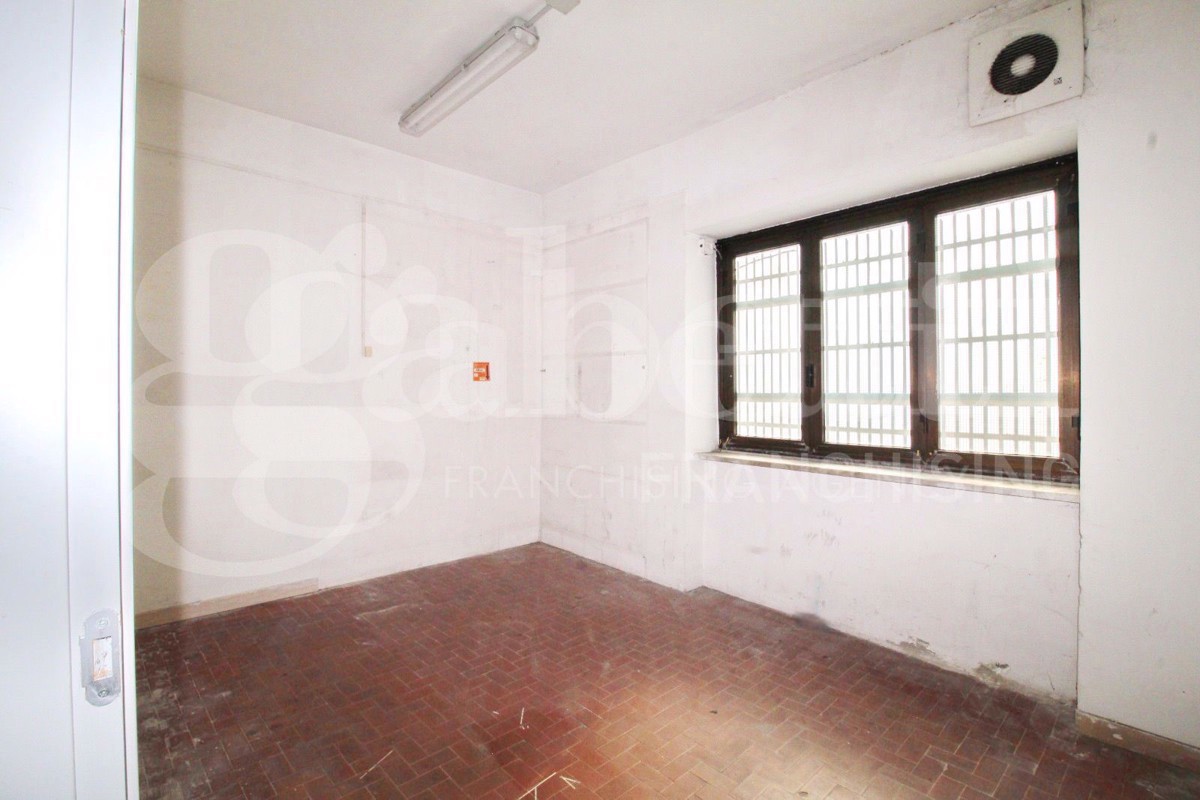 Negozio in affitto a Arzano