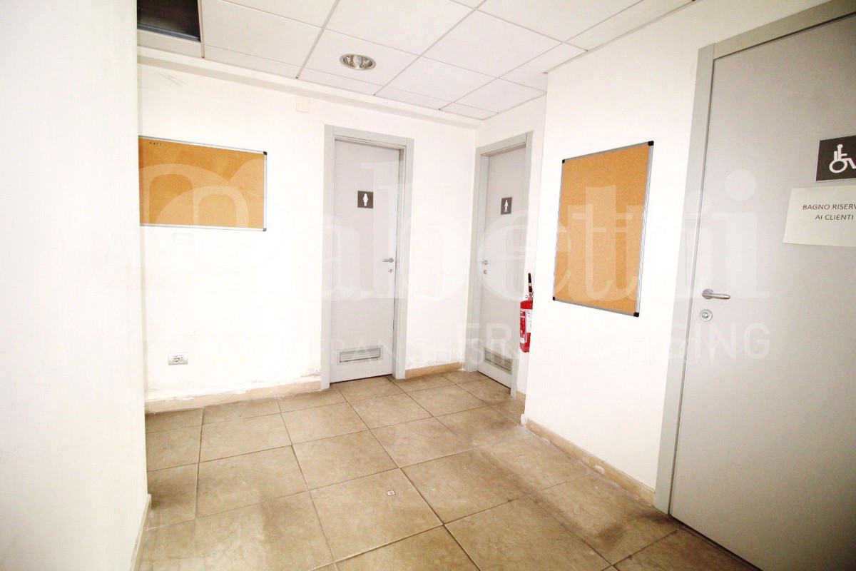 Negozio in affitto a Arzano