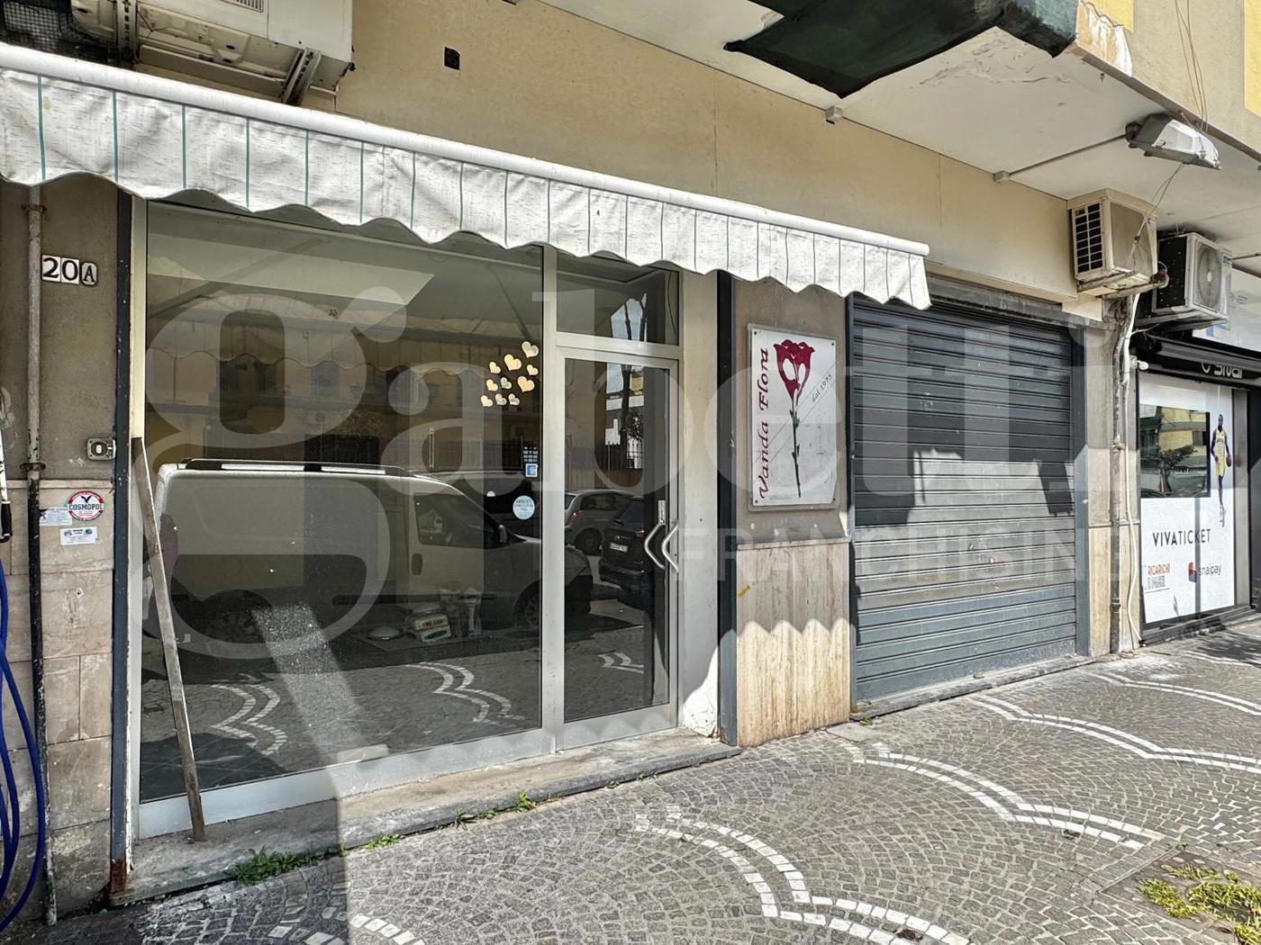 Negozio in affitto a Arzano