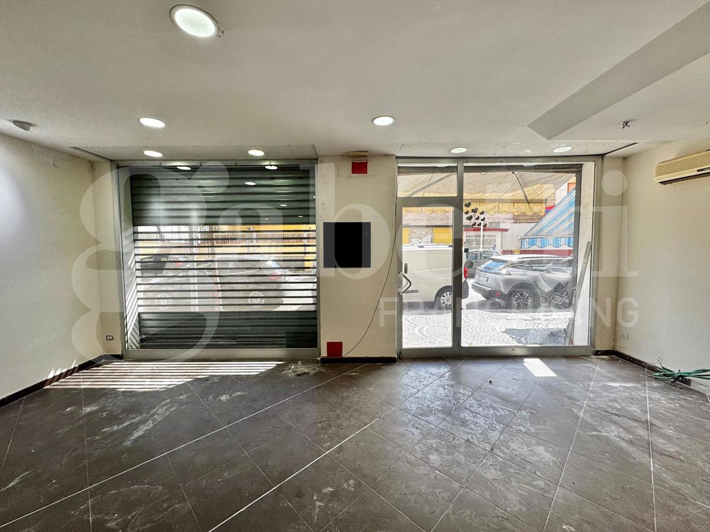 Negozio in affitto a Arzano