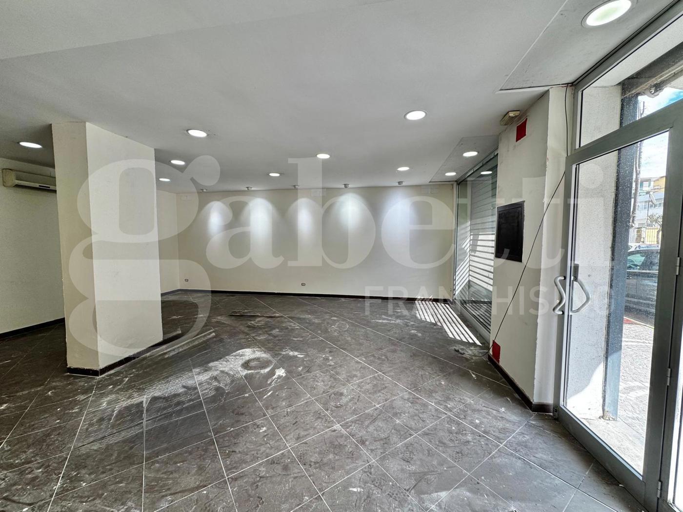 Negozio in affitto a Arzano