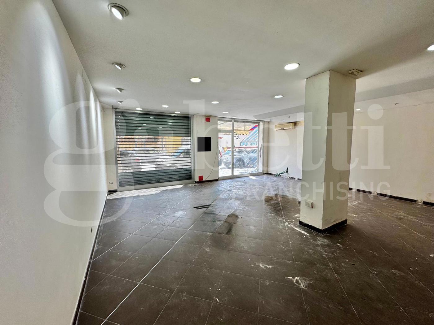 Negozio in affitto a Arzano